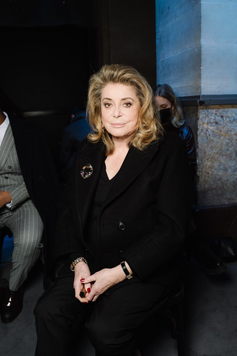 Isabelle Adjani et Laetitia Casta défilent pour AMI automne/hiver 2022-23