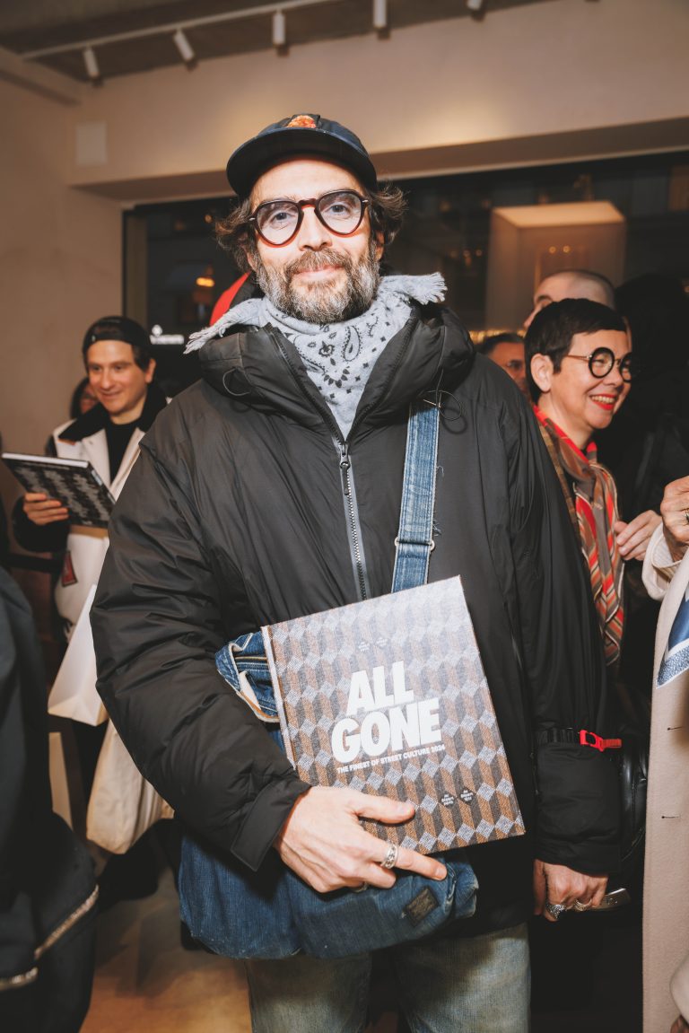  - Michael Dupouy célèbre « ALL GONE 2024 » le temps d’une dédicace chez Au Depart