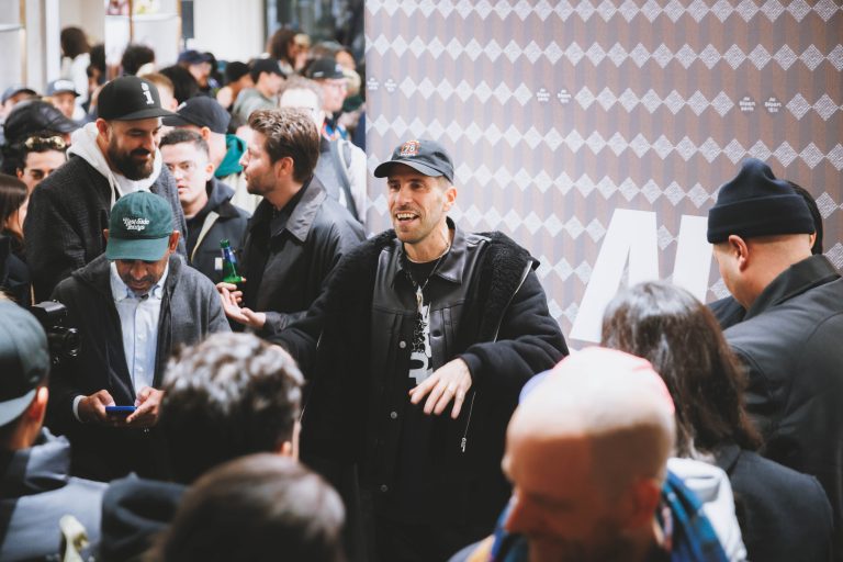  - Michael Dupouy célèbre « ALL GONE 2024 » le temps d’une dédicace chez Au Depart