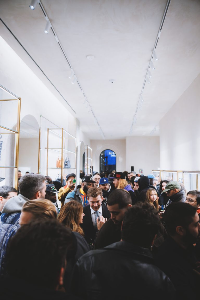 Michael Dupouy célèbre « ALL GONE 2024 » le temps d’une dédicace chez Au Depart