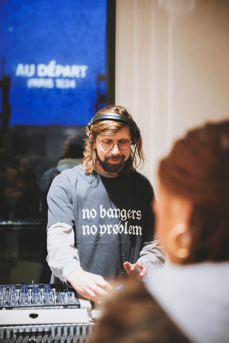  - Michael Dupouy célèbre « ALL GONE 2024 » le temps d’une dédicace chez Au Depart