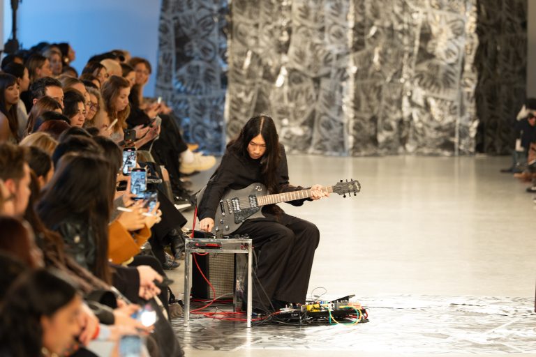 “Untitled Flowers”, un avant-goût du printemps signé Cecilie Bahnsen