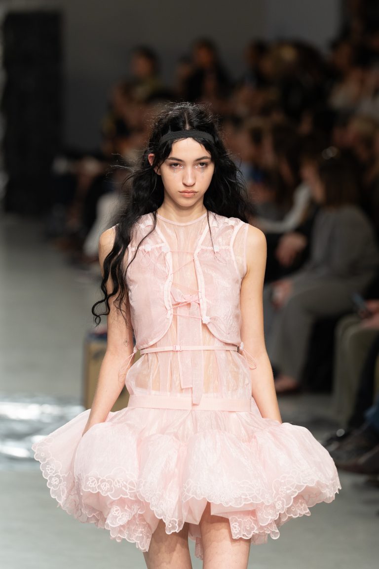 “Untitled Flowers”, un avant-goût du printemps signé Cecilie Bahnsen