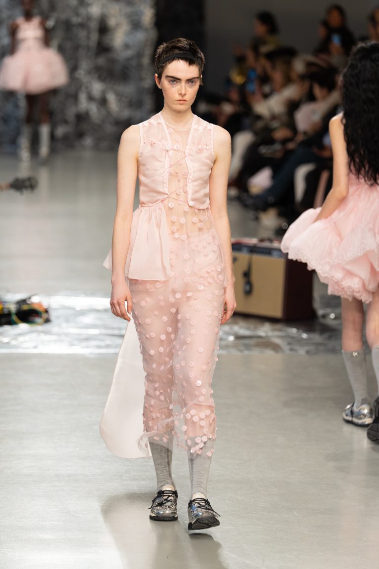 “Untitled Flowers”, un avant-goût du printemps signé Cecilie Bahnsen