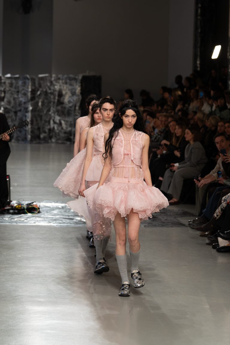 “Untitled Flowers”, un avant-goût du printemps signé Cecilie Bahnsen