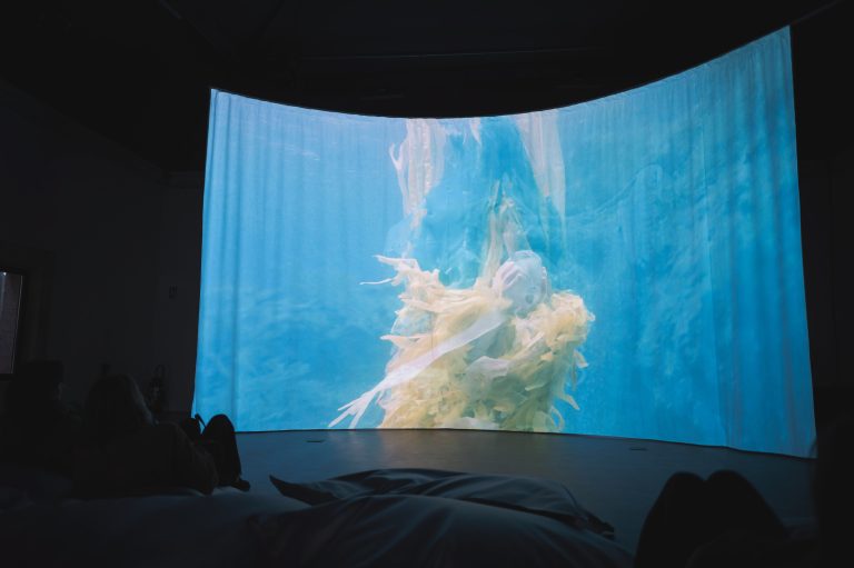 Au Mucem, Laure Prouvost s’empare du fort Saint-Jean avec “Au fort, les âmes sont”