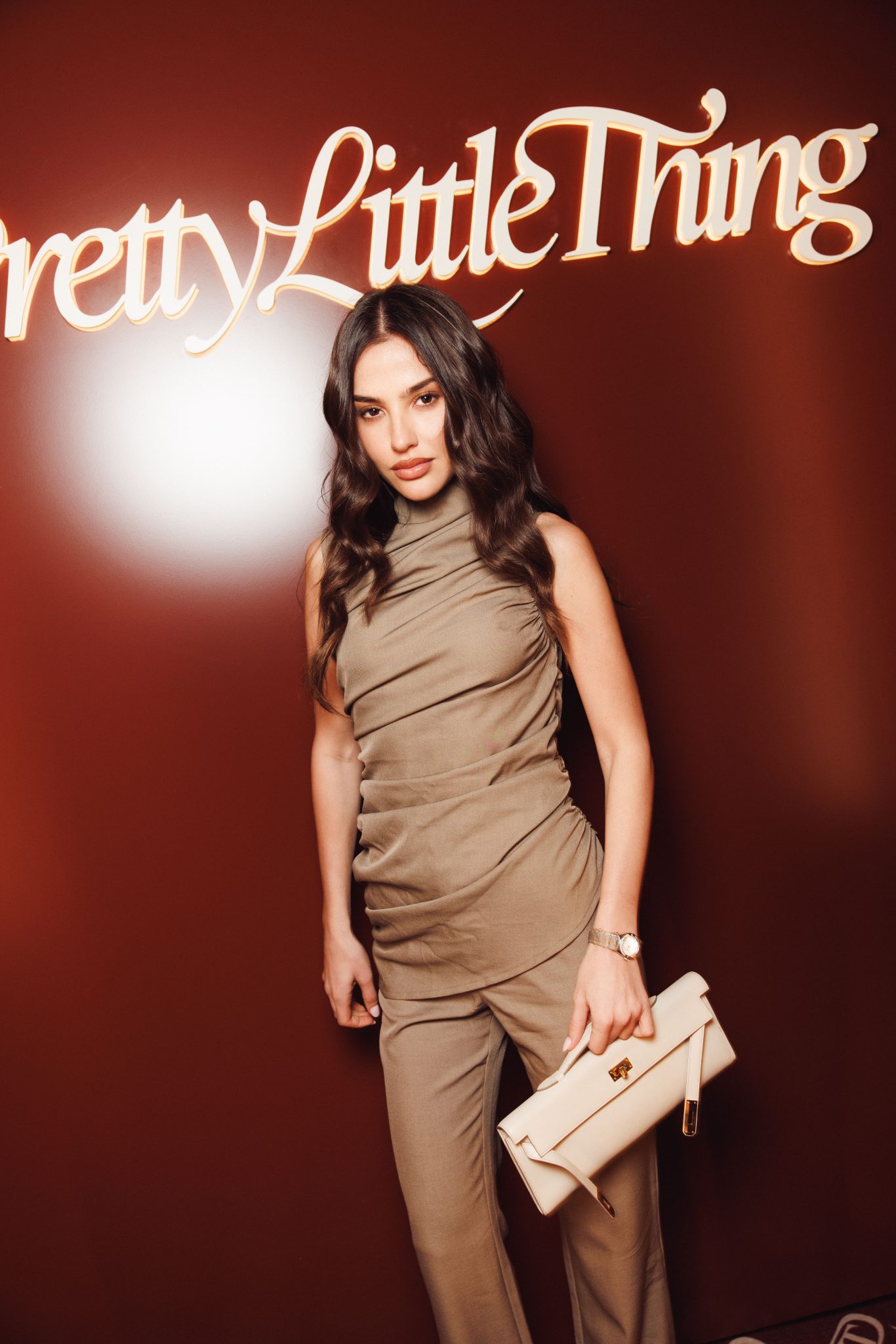  - La nouvelle identité de PrettyLittleThing mise en lumière chez Caviar Kaspia