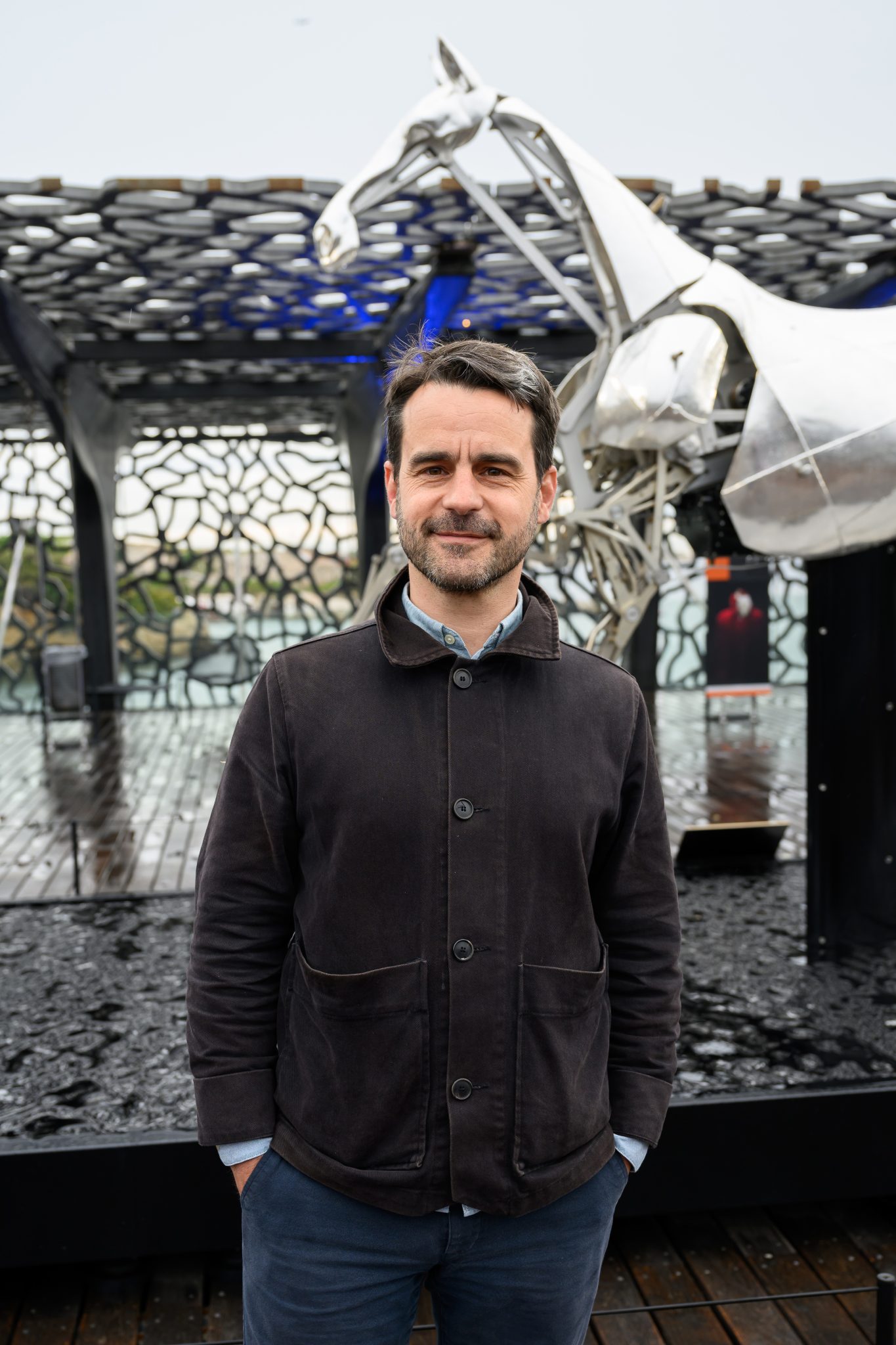  - Zeus, le cheval métallique de l’ouverture des JO-2024, galope sur la terrasse du Mucem