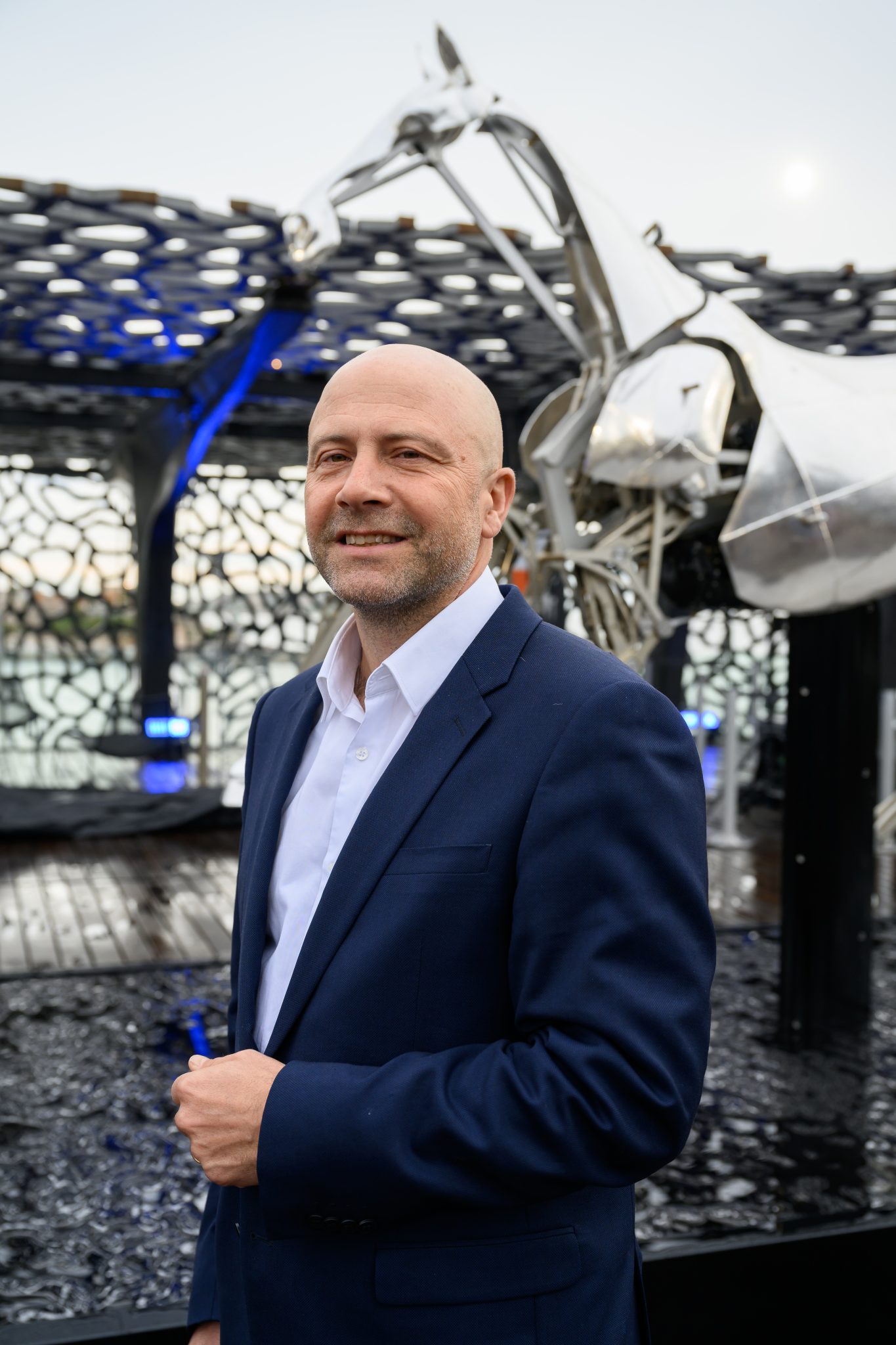  - Zeus, le cheval métallique de l’ouverture des JO-2024, galope sur la terrasse du Mucem