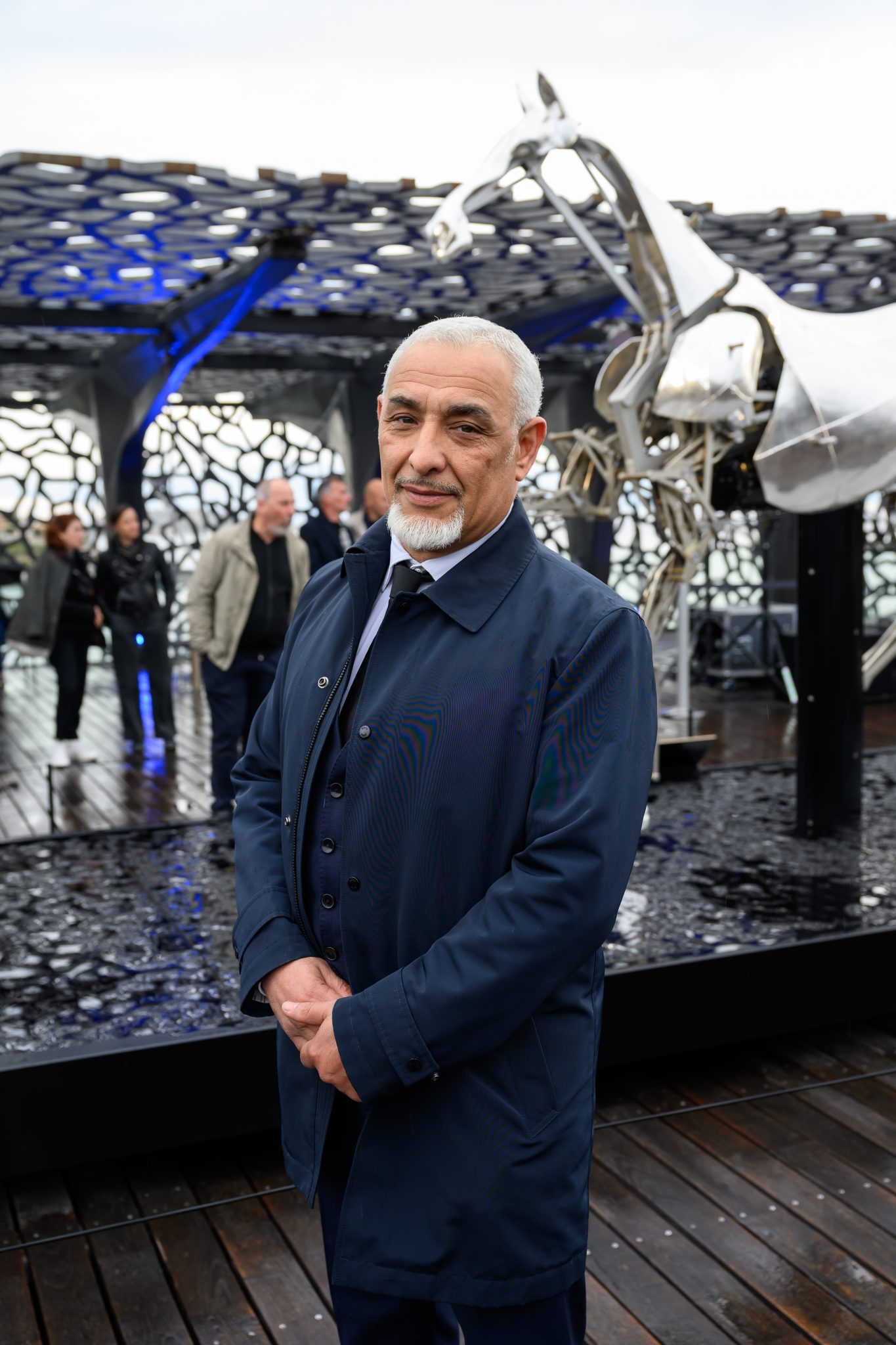  - Zeus, le cheval métallique de l’ouverture des JO-2024, galope sur la terrasse du Mucem