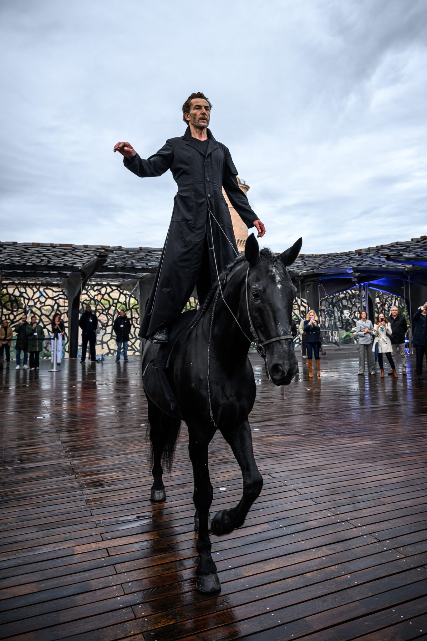  - Zeus, le cheval métallique de l’ouverture des JO-2024, galope sur la terrasse du Mucem