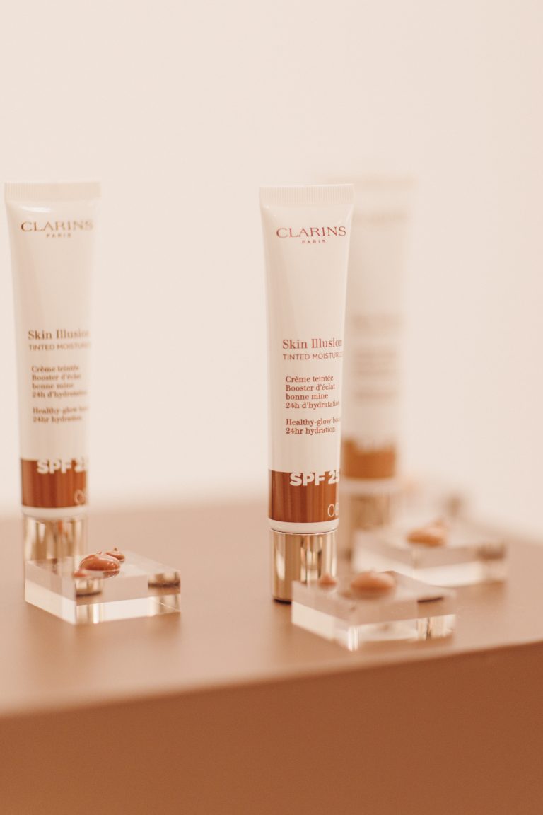 Clarins et Camille Lou célèbrent leur collaboration avec un dîner à la galerie Wabisabi