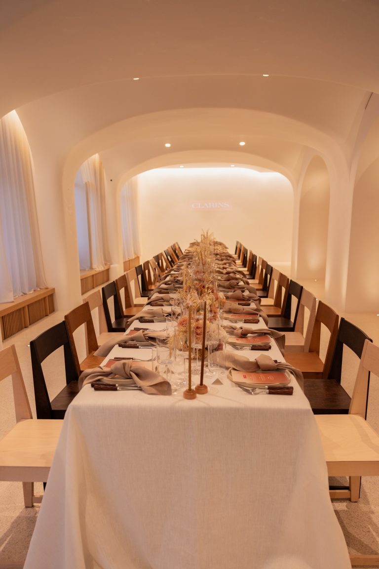 Clarins et Camille Lou célèbrent leur collaboration avec un dîner à la galerie Wabisabi