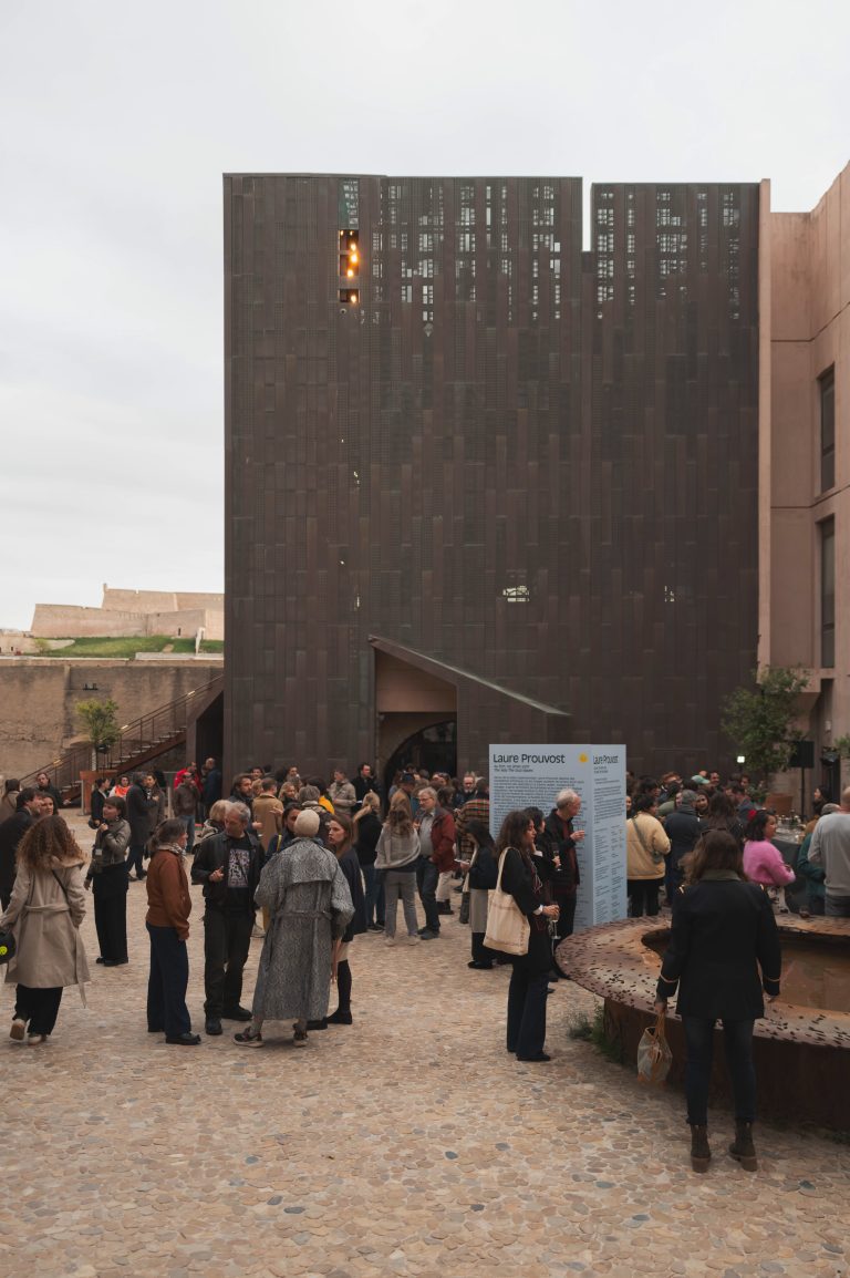 Au Mucem, Laure Prouvost s’empare du fort Saint-Jean avec “Au fort, les âmes sont”