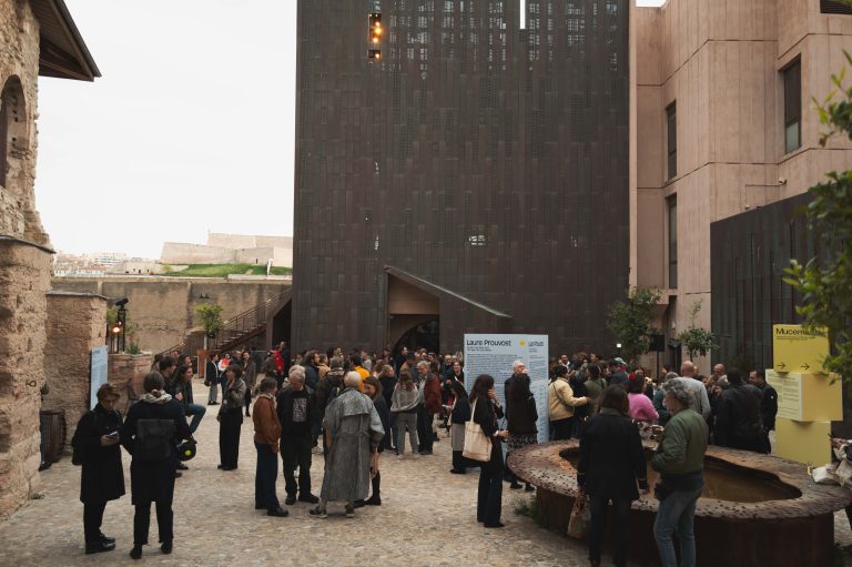 Au Mucem, Laure Prouvost s’empare du fort Saint-Jean avec “Au fort, les âmes sont”