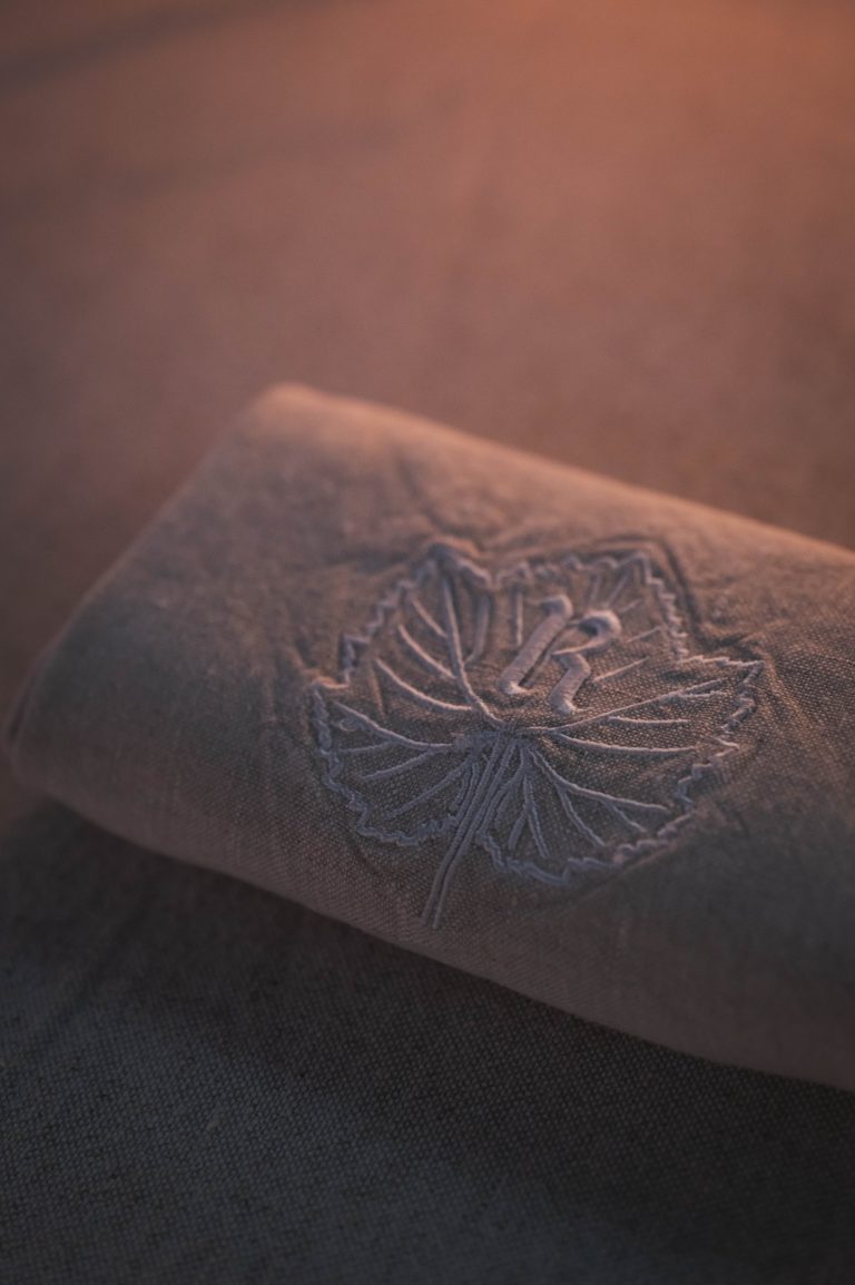 Avec Lélia Demoisy, Ruinart poursuit sa Conversation avec la Nature