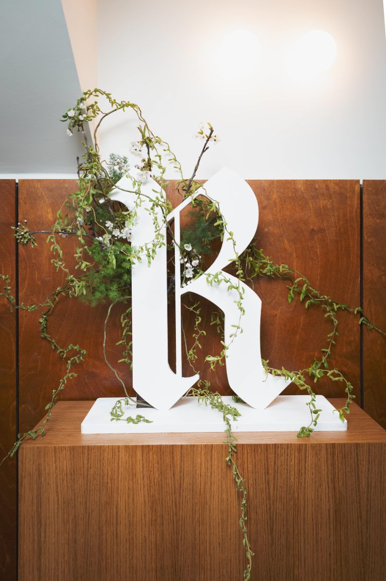 Avec Lélia Demoisy, Ruinart poursuit sa Conversation avec la Nature