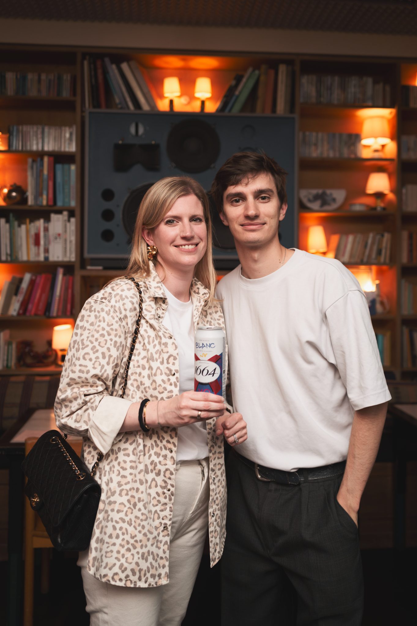  - L’artiste André revisite la célèbre canette 1664 Blanc