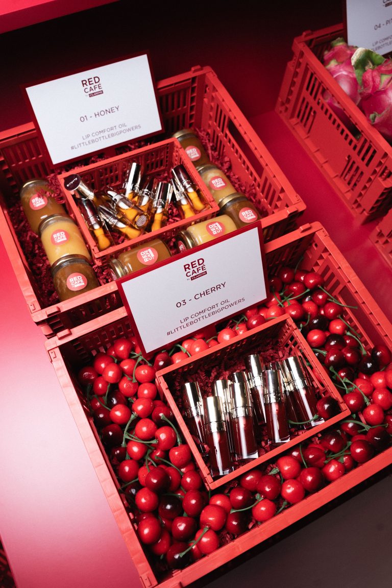 Clarins inaugure le Red Café pour les 10 ans de la Lip Comfort Oil