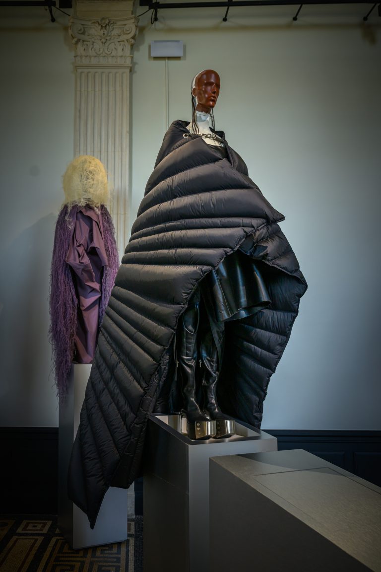 “Temple of Love”, une ode à l’univers Rick Owens au Palais Galliera