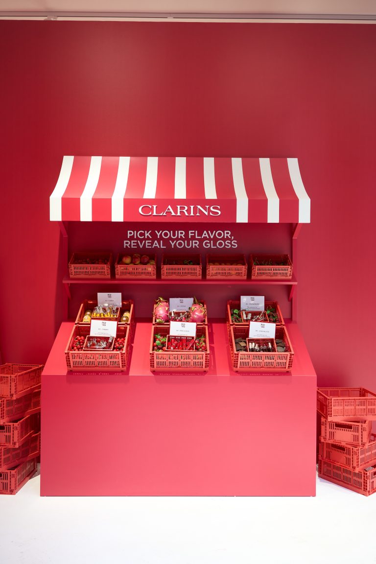 Clarins inaugure le Red Café pour les 10 ans de la Lip Comfort Oil