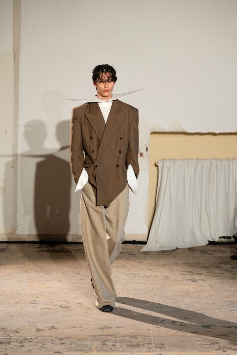 La démesure maîtrisée d’EGONLAB s’empare de la Fashion Week parisienne