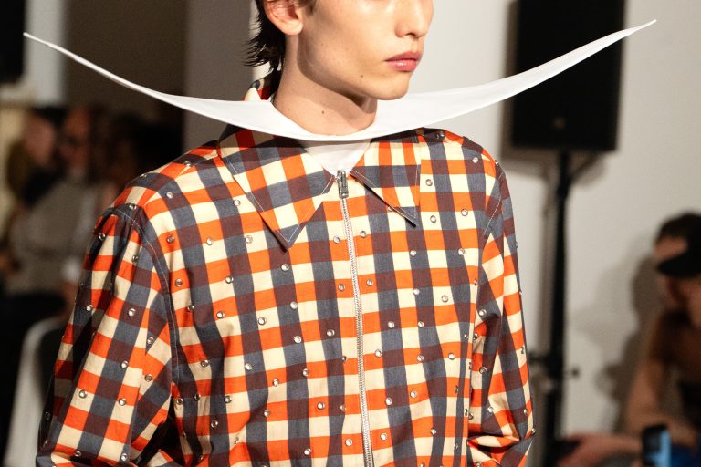 La démesure maîtrisée d’EGONLAB s’empare de la Fashion Week parisienne