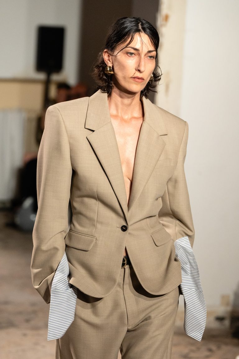 La démesure maîtrisée d’EGONLAB s’empare de la Fashion Week parisienne
