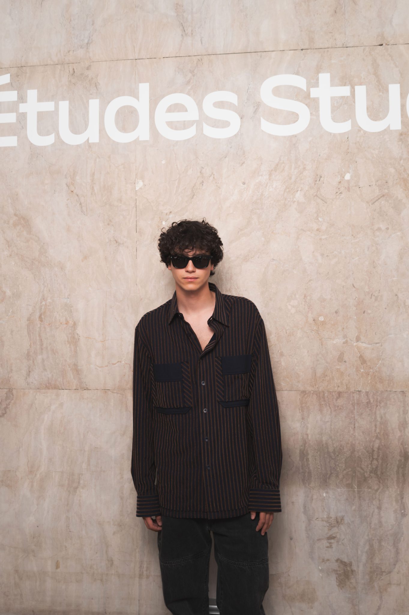  - Études Studio présente ‘Surroundings’, un vestiaire inspiré par le Land Art et le désert