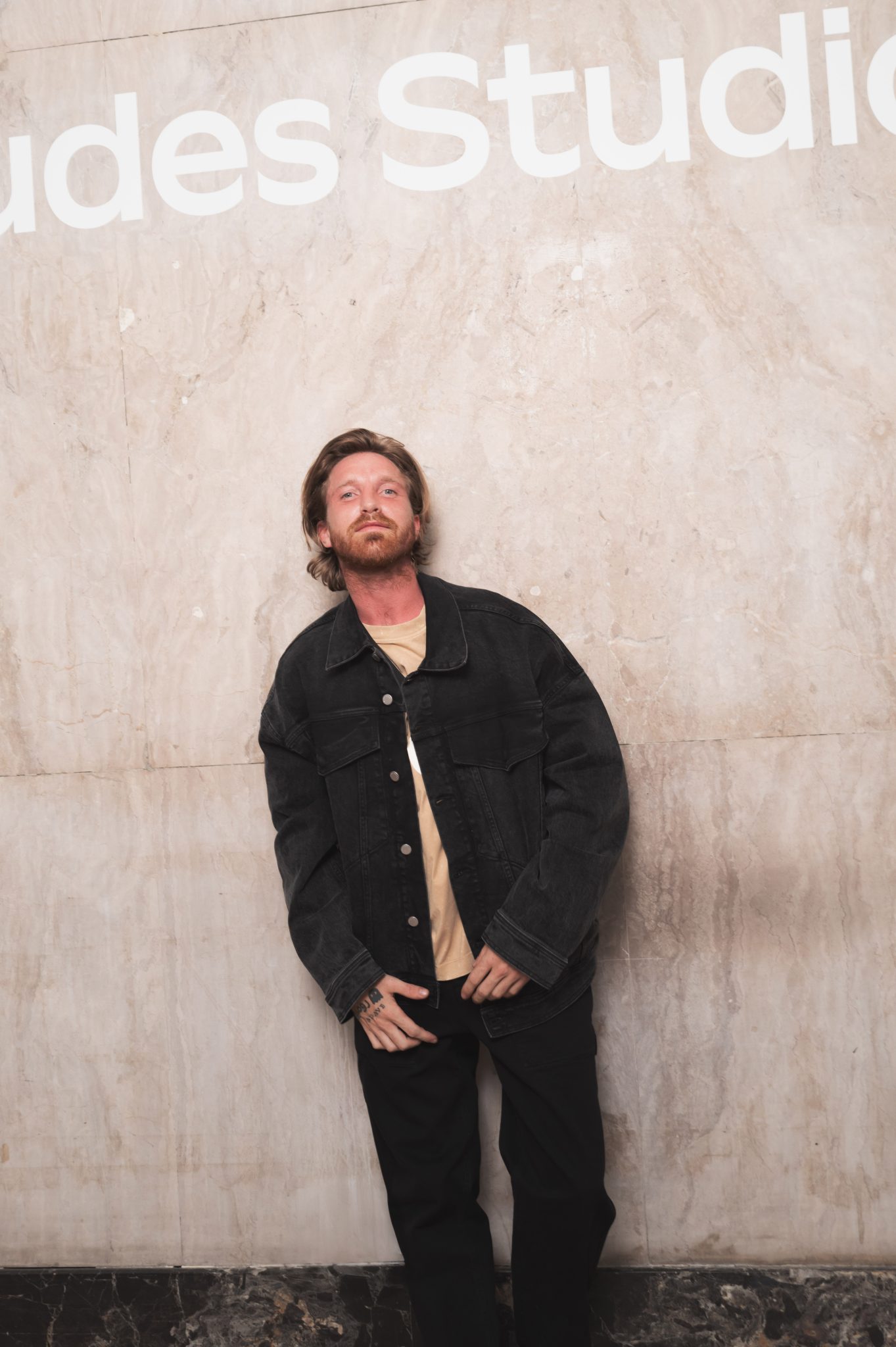  - Études Studio présente ‘Surroundings’, un vestiaire inspiré par le Land Art et le désert