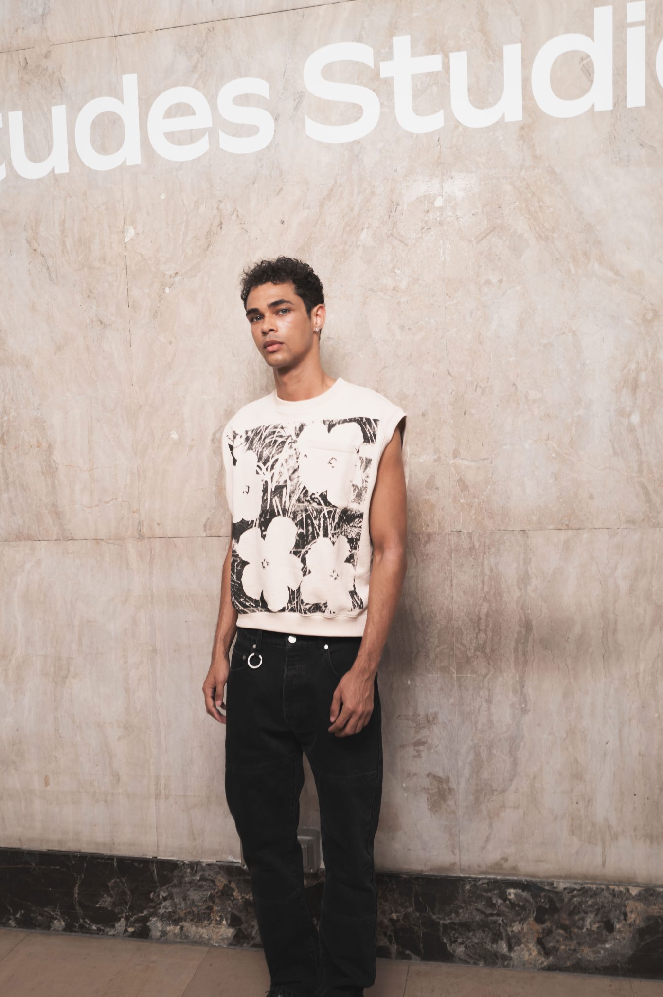  - Études Studio présente ‘Surroundings’, un vestiaire inspiré par le Land Art et le désert