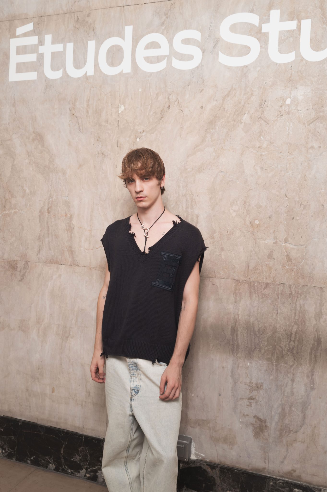  - Études Studio présente ‘Surroundings’, un vestiaire inspiré par le Land Art et le désert