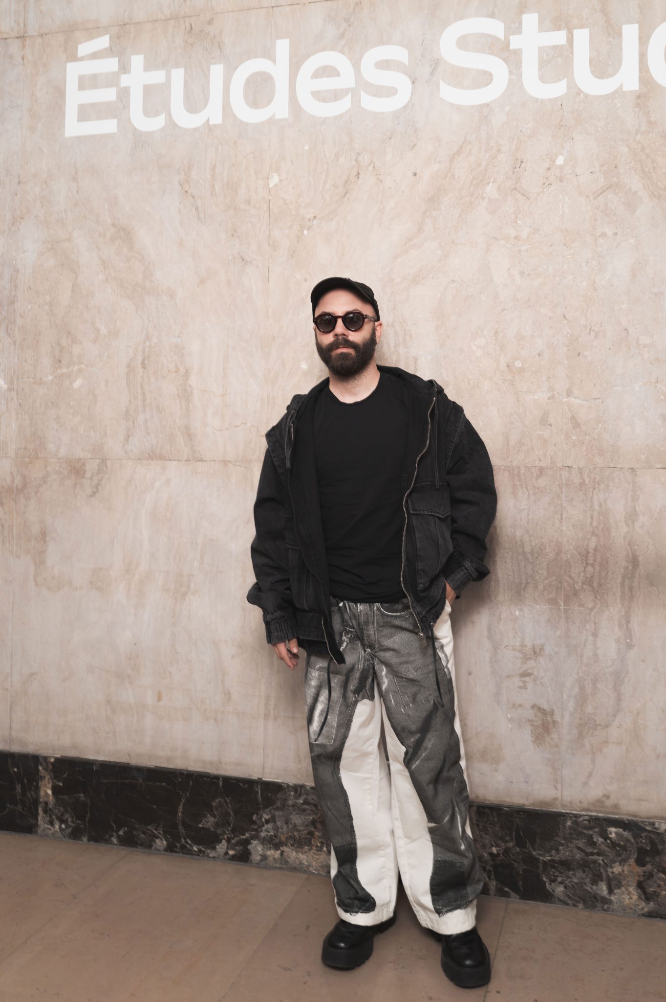  - Études Studio présente ‘Surroundings’, un vestiaire inspiré par le Land Art et le désert