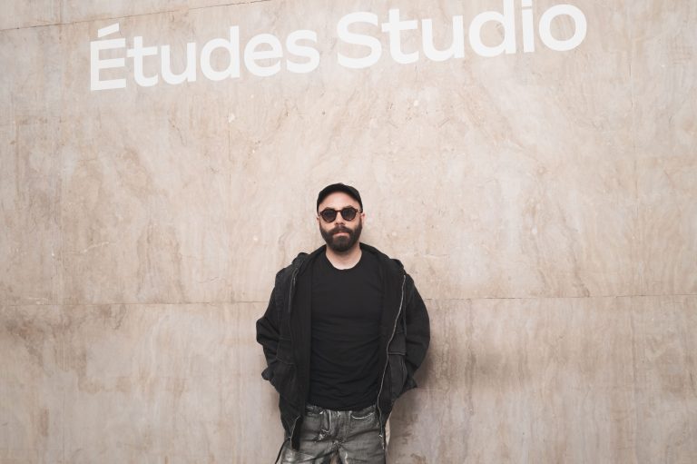  - Études Studio présente ‘Surroundings’, un vestiaire inspiré par le Land Art et le désert