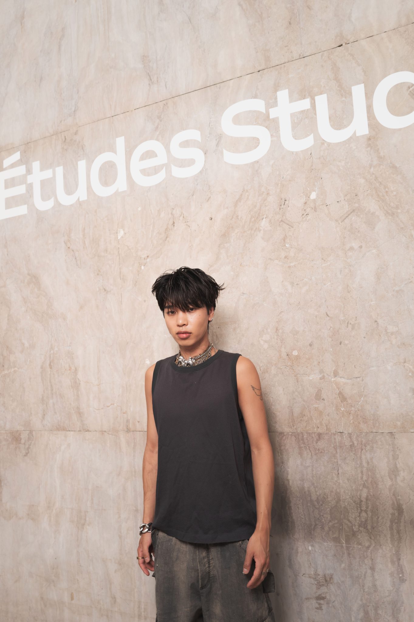  - Études Studio présente ‘Surroundings’, un vestiaire inspiré par le Land Art et le désert