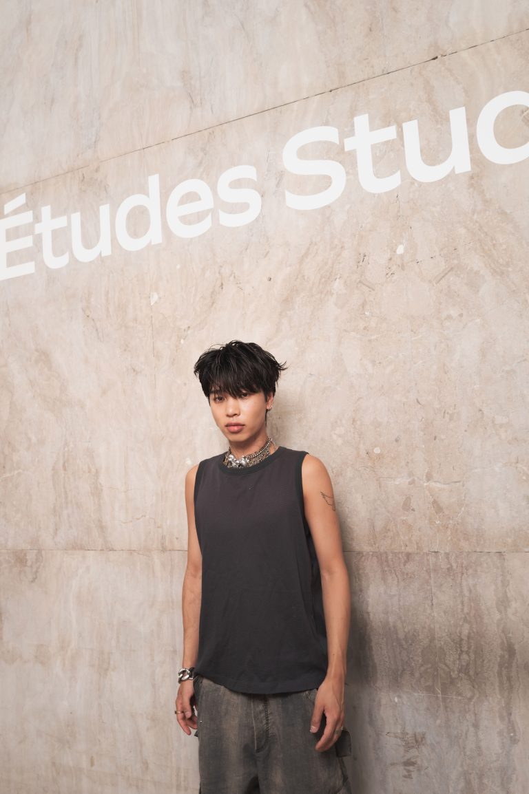  - Études Studio présente ‘Surroundings’, un vestiaire inspiré par le Land Art et le désert