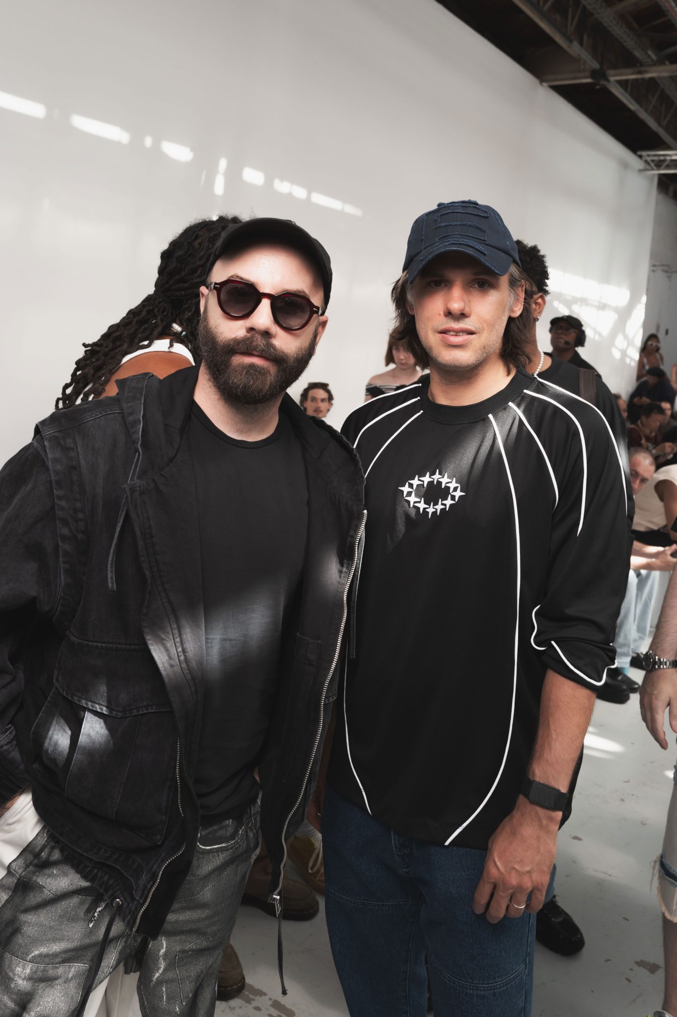  - Études Studio présente ‘Surroundings’, un vestiaire inspiré par le Land Art et le désert