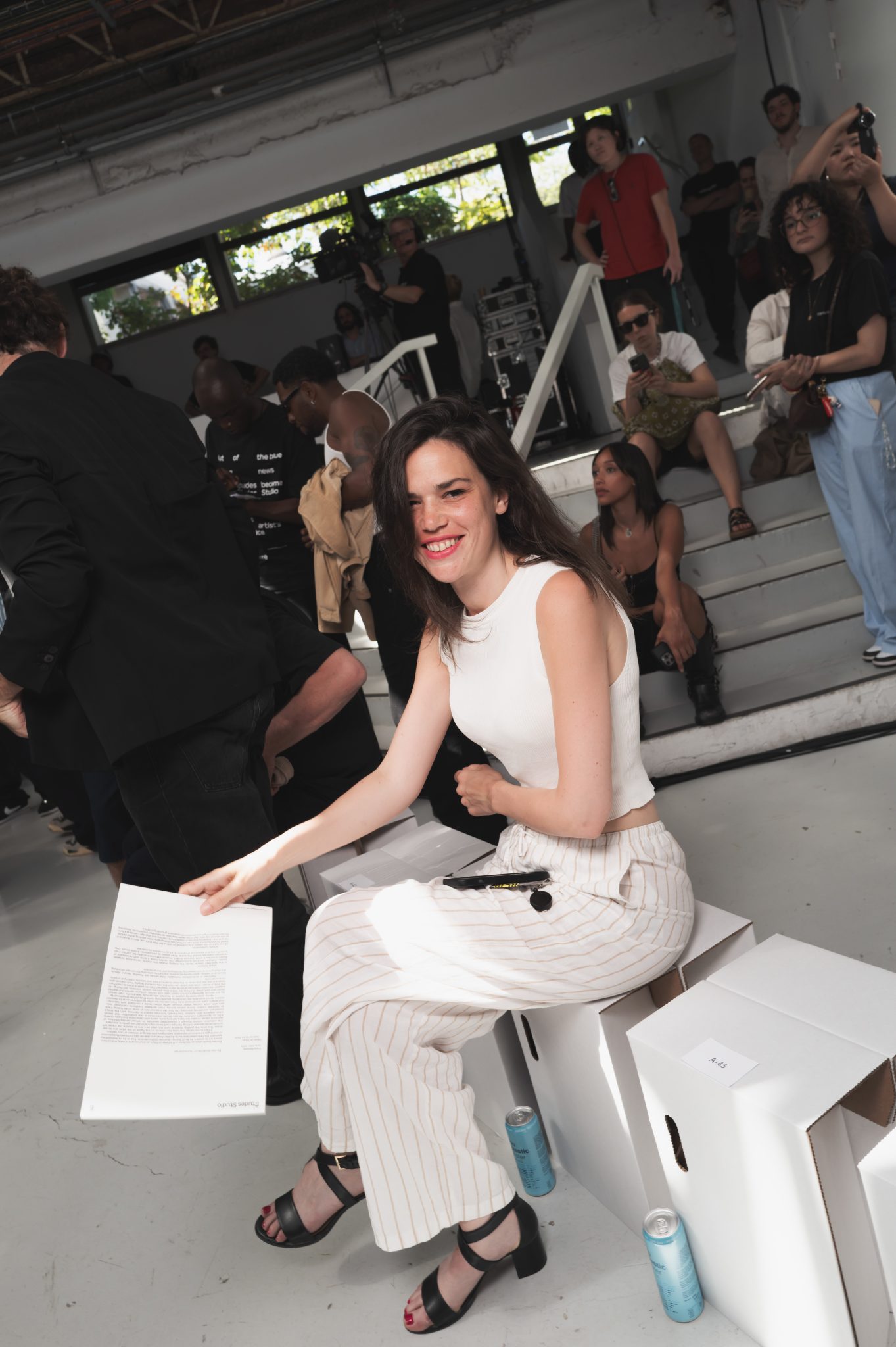  - Études Studio présente ‘Surroundings’, un vestiaire inspiré par le Land Art et le désert