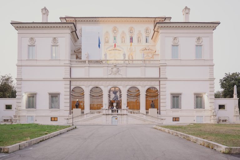 Wangechi Mutu alla Galleria Borghese: arte, mito e metamorfosi nella notte romana