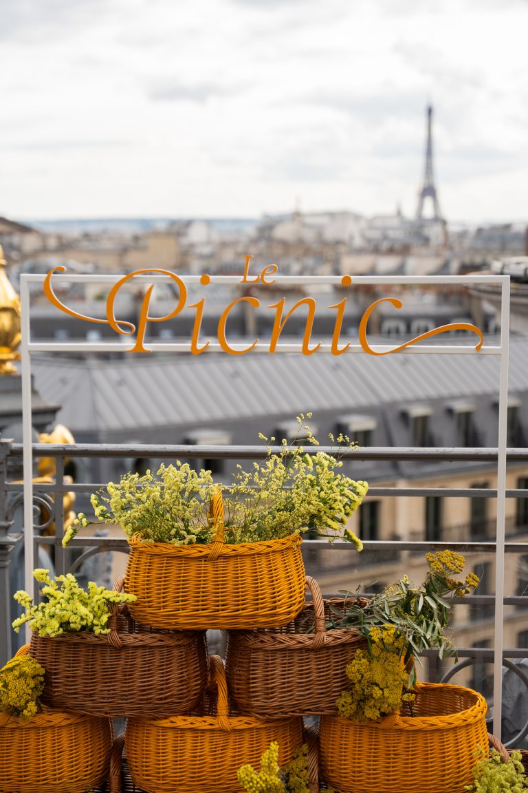 Veuve Clicquot fête l’été avec un picnic sur la terrasse du Printemps