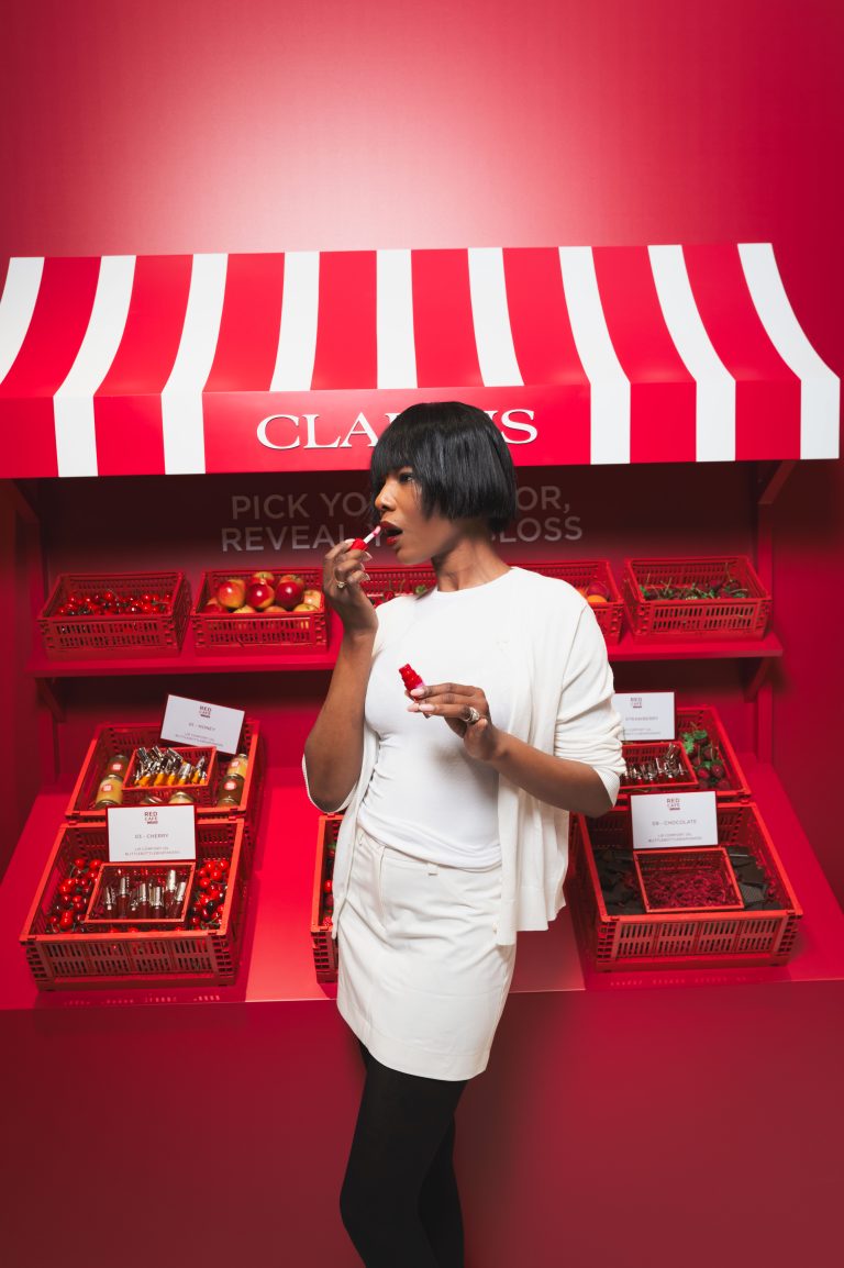  - Clarins inaugure le Red Café pour les 10 ans de la Lip Comfort Oil