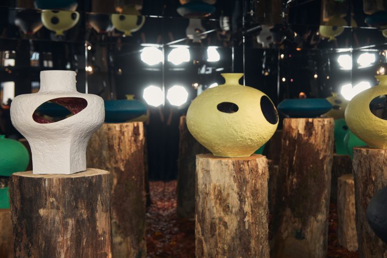 Laffanour | Galerie Downtown accueille les vases-fleurs de Kris Van Assche