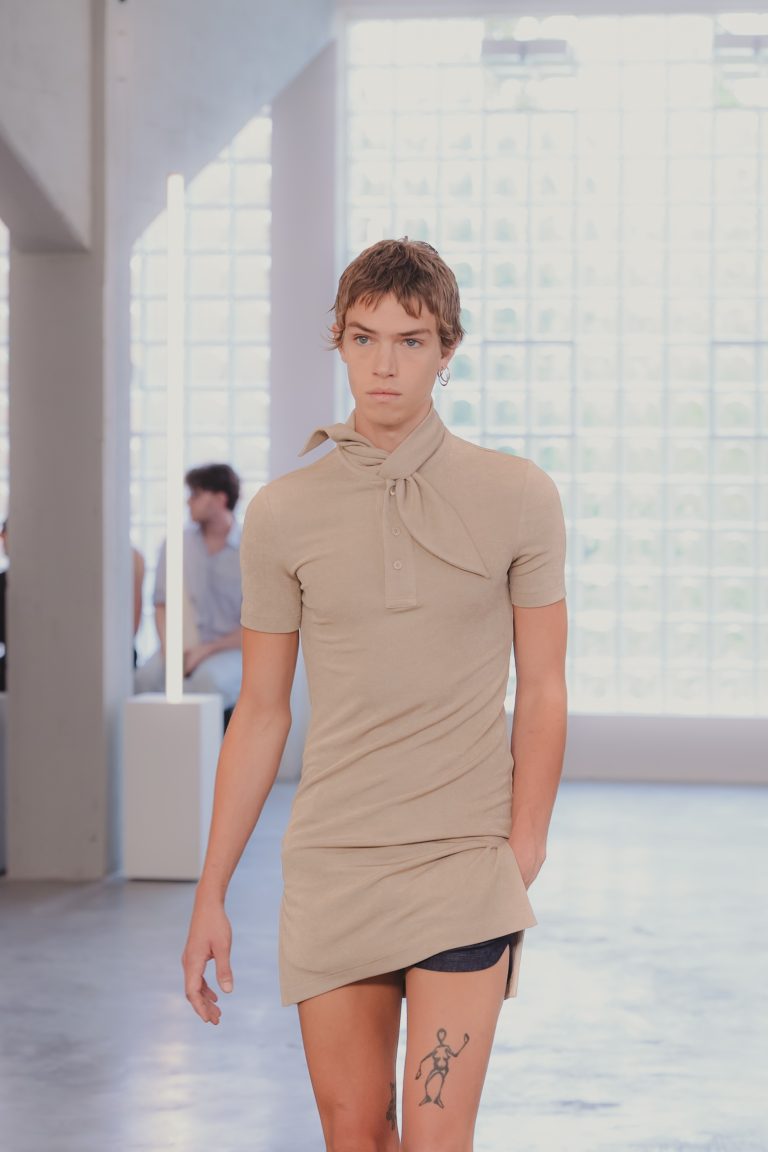 La collezione Spring Summer 2026 di Pronounce come un fiore nel cemento