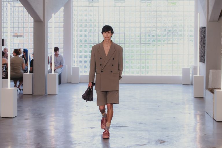La collezione Spring Summer 2026 di Pronounce come un fiore nel cemento