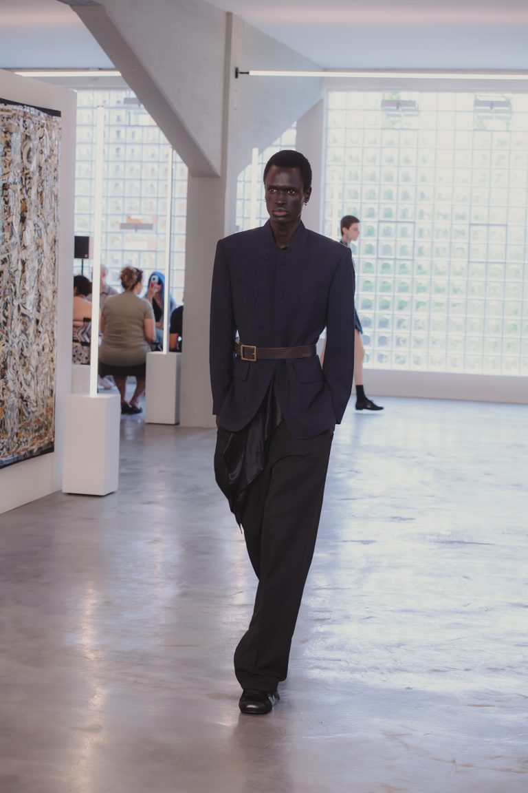 La collezione Spring Summer 2026 di Pronounce come un fiore nel cemento