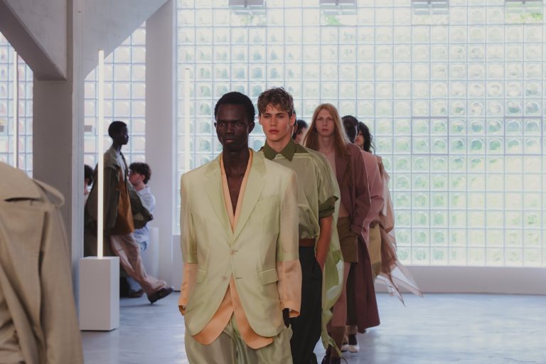 La collezione Spring Summer 2026 di Pronounce come un fiore nel cemento