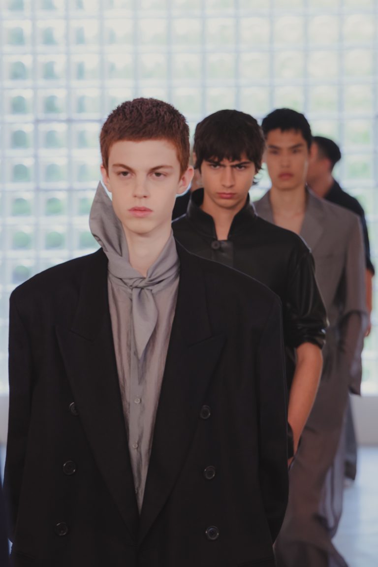 La collezione Spring Summer 2026 di Pronounce come un fiore nel cemento