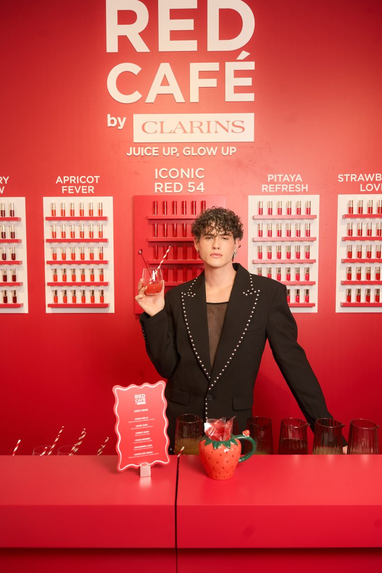  - Clarins inaugure le Red Café pour les 10 ans de la Lip Comfort Oil