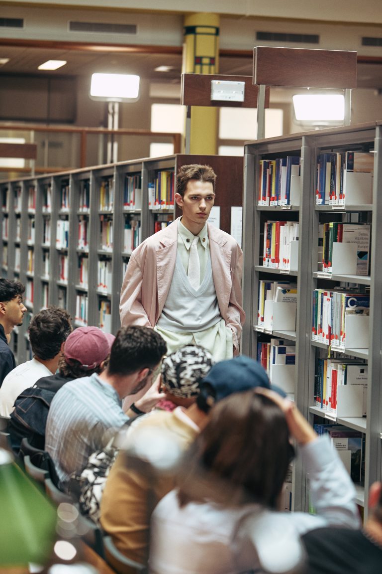Le rêve éveillé de Sean Suen prend place dans les allées de la bibliothèque Cujas