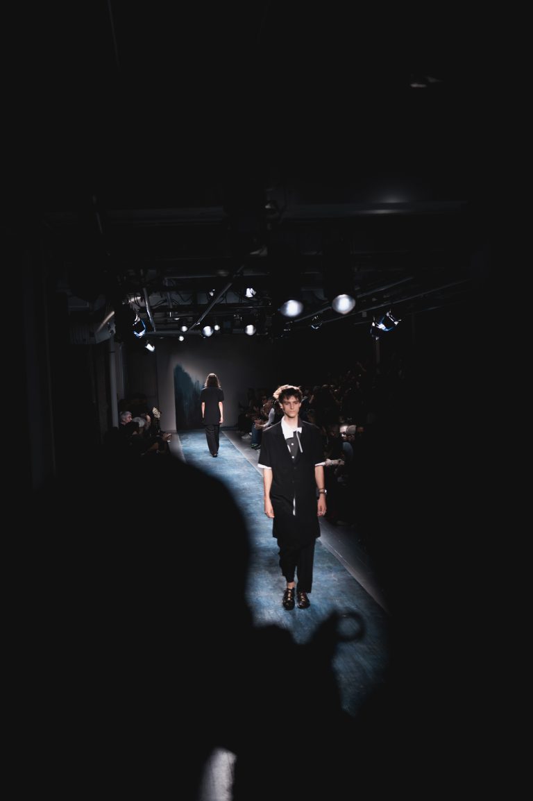 La poésie et la puissance de Yohji Yamamoto bousculent le consensus de la Fashion Week